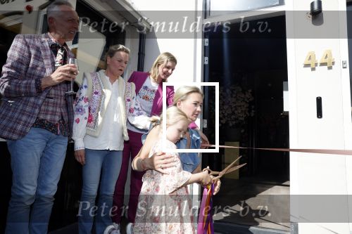 Noordwijk 17 mei 2023
Opening pension Code Rose van Martien Meiland en Erica Meiland . Ook Montana Maxime en Leroy Molkenboer zijn aanwezig Dochter Claire doet de openingshandeling.