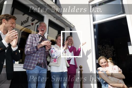 Noordwijk 17 mei 2023
Opening pension Code Rose van Martien Meiland en Erica Meiland . Ook Montana Maxime en Leroy Molkenboer zijn aanwezig Dochter Claire doet de openingshandeling.