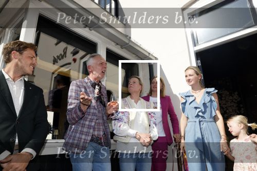 Noordwijk 17 mei 2023
Opening pension Code Rose van Martien Meiland en Erica Meiland . Ook Montana Maxime en Leroy Molkenboer zijn aanwezig Dochter Claire doet de openingshandeling.