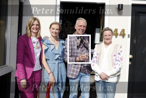 Noordwijk 17 mei 2023
Opening pension Code Rose van Martien Meiland en Erica Meiland . Ook Montana Maxime en Leroy Molkenboer zijn aanwezig Dochter Claire doet de openingshandeling.