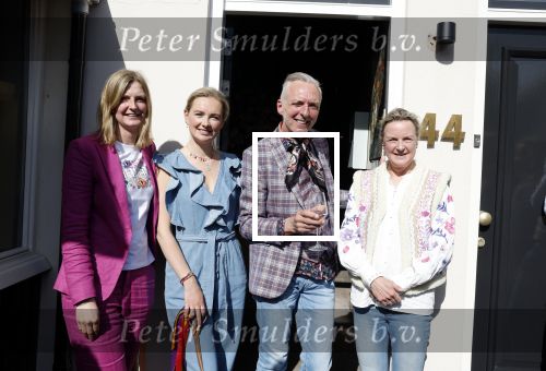 Noordwijk 17 mei 2023
Opening pension Code Rose van Martien Meiland en Erica Meiland . Ook Montana Maxime en Leroy Molkenboer zijn aanwezig Dochter Claire doet de openingshandeling.