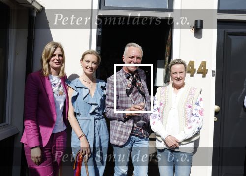 Noordwijk 17 mei 2023
Opening pension Code Rose van Martien Meiland en Erica Meiland . Ook Montana Maxime en Leroy Molkenboer zijn aanwezig Dochter Claire doet de openingshandeling.