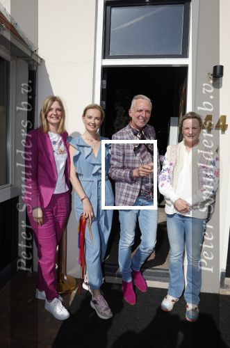 Noordwijk 17 mei 2023
Opening pension Code Rose van Martien Meiland en Erica Meiland . Ook Montana Maxime en Leroy Molkenboer zijn aanwezig Dochter Claire doet de openingshandeling.