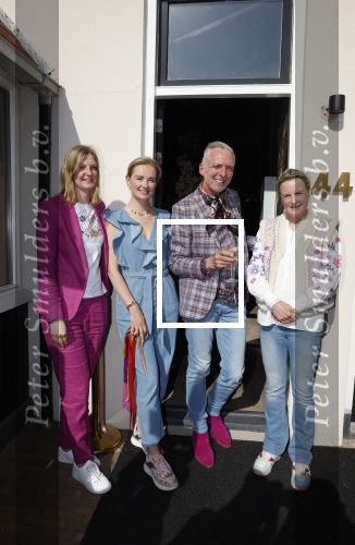 Noordwijk 17 mei 2023
Opening pension Code Rose van Martien Meiland en Erica Meiland . Ook Montana Maxime en Leroy Molkenboer zijn aanwezig Dochter Claire doet de openingshandeling.