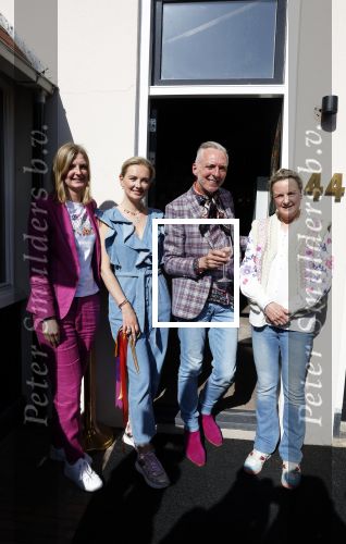 Noordwijk 17 mei 2023
Opening pension Code Rose van Martien Meiland en Erica Meiland . Ook Montana Maxime en Leroy Molkenboer zijn aanwezig Dochter Claire doet de openingshandeling.