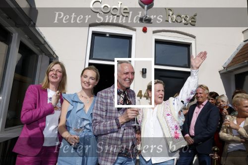 Noordwijk 17 mei 2023
Opening pension Code Rose van Martien Meiland en Erica Meiland . Ook Montana Maxime en Leroy Molkenboer zijn aanwezig Dochter Claire doet de openingshandeling.