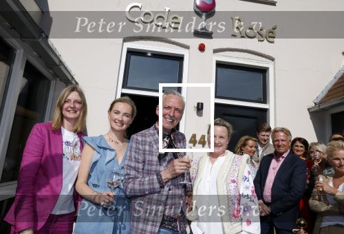 Noordwijk 17 mei 2023
Opening pension Code Rose van Martien Meiland en Erica Meiland . Ook Montana Maxime en Leroy Molkenboer zijn aanwezig Dochter Claire doet de openingshandeling.