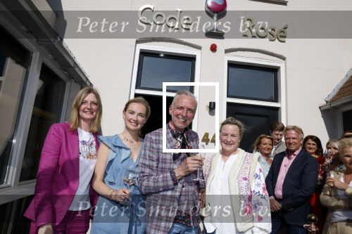Noordwijk 17 mei 2023
Opening pension Code Rose van Martien Meiland en Erica Meiland . Ook Montana Maxime en Leroy Molkenboer zijn aanwezig Dochter Claire doet de openingshandeling.