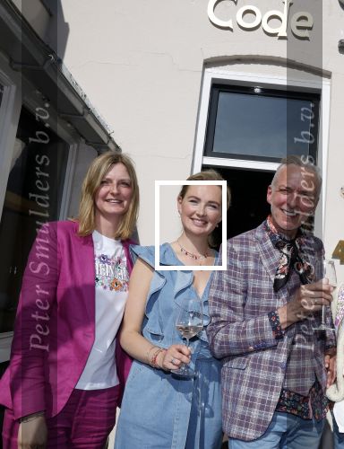Noordwijk 17 mei 2023
Opening pension Code Rose van Martien Meiland en Erica Meiland . Ook Montana Maxime en Leroy Molkenboer zijn aanwezig Dochter Claire doet de openingshandeling.