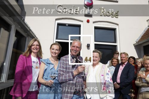 Noordwijk 17 mei 2023
Opening pension Code Rose van Martien Meiland en Erica Meiland . Ook Montana Maxime en Leroy Molkenboer zijn aanwezig Dochter Claire doet de openingshandeling.