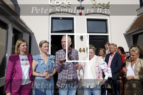Noordwijk 17 mei 2023
Opening pension Code Rose van Martien Meiland en Erica Meiland . Ook Montana Maxime en Leroy Molkenboer zijn aanwezig Dochter Claire doet de openingshandeling.