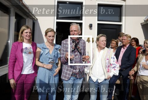 Noordwijk 17 mei 2023
Opening pension Code Rose van Martien Meiland en Erica Meiland . Ook Montana Maxime en Leroy Molkenboer zijn aanwezig Dochter Claire doet de openingshandeling.