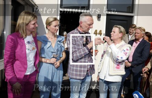 Noordwijk 17 mei 2023
Opening pension Code Rose van Martien Meiland en Erica Meiland . Ook Montana Maxime en Leroy Molkenboer zijn aanwezig Dochter Claire doet de openingshandeling.