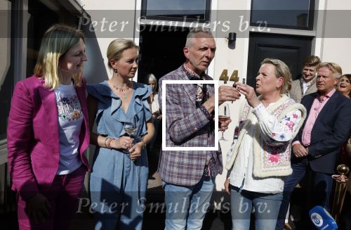 Noordwijk 17 mei 2023
Opening pension Code Rose van Martien Meiland en Erica Meiland . Ook Montana Maxime en Leroy Molkenboer zijn aanwezig Dochter Claire doet de openingshandeling.