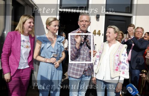 Noordwijk 17 mei 2023
Opening pension Code Rose van Martien Meiland en Erica Meiland . Ook Montana Maxime en Leroy Molkenboer zijn aanwezig Dochter Claire doet de openingshandeling.