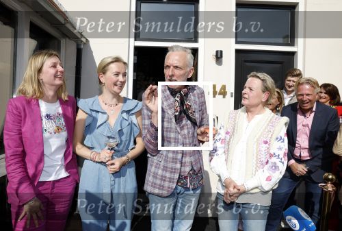 Noordwijk 17 mei 2023
Opening pension Code Rose van Martien Meiland en Erica Meiland . Ook Montana Maxime en Leroy Molkenboer zijn aanwezig Dochter Claire doet de openingshandeling.