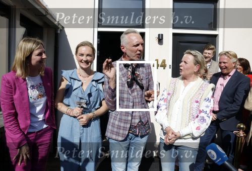 Noordwijk 17 mei 2023
Opening pension Code Rose van Martien Meiland en Erica Meiland . Ook Montana Maxime en Leroy Molkenboer zijn aanwezig Dochter Claire doet de openingshandeling.