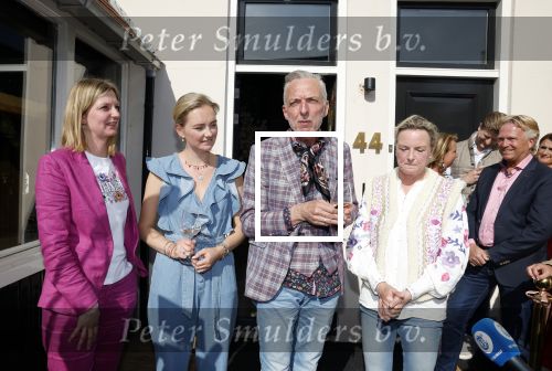 Noordwijk 17 mei 2023
Opening pension Code Rose van Martien Meiland en Erica Meiland . Ook Montana Maxime en Leroy Molkenboer zijn aanwezig Dochter Claire doet de openingshandeling.