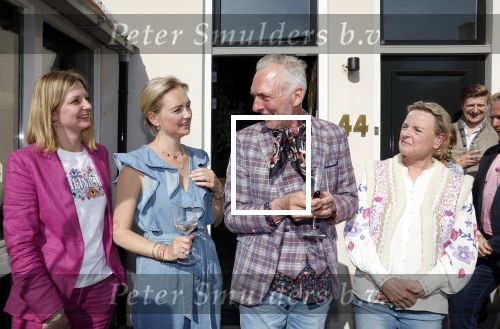 Noordwijk 17 mei 2023
Opening pension Code Rose van Martien Meiland en Erica Meiland . Ook Montana Maxime en Leroy Molkenboer zijn aanwezig Dochter Claire doet de openingshandeling.