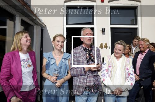 Noordwijk 17 mei 2023
Opening pension Code Rose van Martien Meiland en Erica Meiland . Ook Montana Maxime en Leroy Molkenboer zijn aanwezig Dochter Claire doet de openingshandeling.
