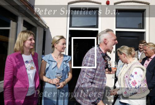 Noordwijk 17 mei 2023
Opening pension Code Rose van Martien Meiland en Erica Meiland . Ook Montana Maxime en Leroy Molkenboer zijn aanwezig Dochter Claire doet de openingshandeling.