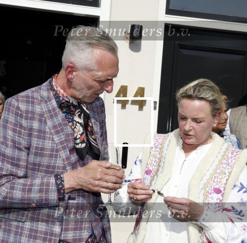 Noordwijk 17 mei 2023
Opening pension Code Rose van Martien Meiland en Erica Meiland . Ook Montana Maxime en Leroy Molkenboer zijn aanwezig Dochter Claire doet de openingshandeling.