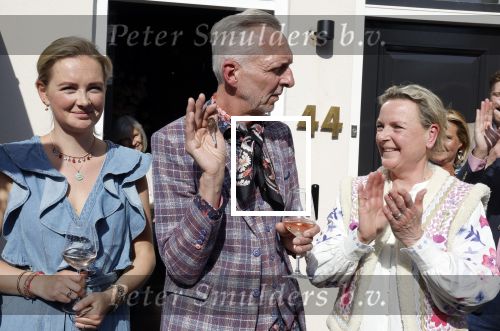 Noordwijk 17 mei 2023
Opening pension Code Rose van Martien Meiland en Erica Meiland . Ook Montana Maxime en Leroy Molkenboer zijn aanwezig Dochter Claire doet de openingshandeling.