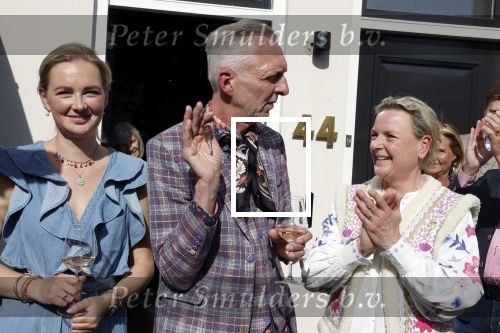 Noordwijk 17 mei 2023
Opening pension Code Rose van Martien Meiland en Erica Meiland . Ook Montana Maxime en Leroy Molkenboer zijn aanwezig Dochter Claire doet de openingshandeling.