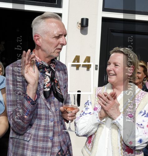 Noordwijk 17 mei 2023
Opening pension Code Rose van Martien Meiland en Erica Meiland . Ook Montana Maxime en Leroy Molkenboer zijn aanwezig Dochter Claire doet de openingshandeling.