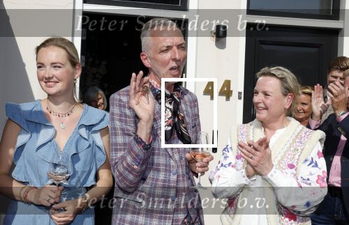 Noordwijk 17 mei 2023
Opening pension Code Rose van Martien Meiland en Erica Meiland . Ook Montana Maxime en Leroy Molkenboer zijn aanwezig Dochter Claire doet de openingshandeling.