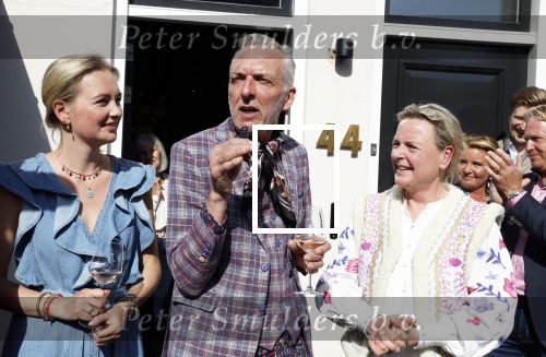 Noordwijk 17 mei 2023
Opening pension Code Rose van Martien Meiland en Erica Meiland . Ook Montana Maxime en Leroy Molkenboer zijn aanwezig Dochter Claire doet de openingshandeling.