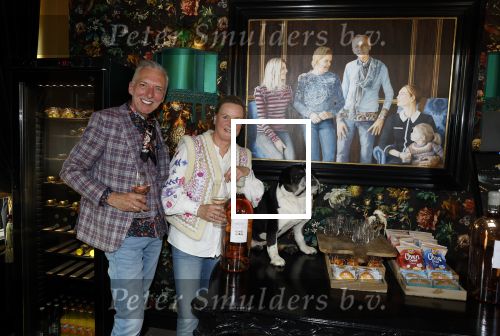 Noordwijk 17 mei 2023
Opening pension Code Rose van Martien Meiland en Erica Meiland . Ook Montana Maxime en Leroy Molkenboer zijn aanwezig Dochter Claire doet de openingshandeling.