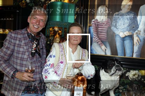 Noordwijk 17 mei 2023
Opening pension Code Rose van Martien Meiland en Erica Meiland . Ook Montana Maxime en Leroy Molkenboer zijn aanwezig Dochter Claire doet de openingshandeling.