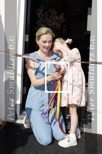 Noordwijk 17 mei 2023
Opening pension Code Rose van Martien Meiland en Erica Meiland . Ook Montana Maxime en Leroy Molkenboer zijn aanwezig Dochter Claire doet de openingshandeling.
Maxime Meiland en dochter Claire