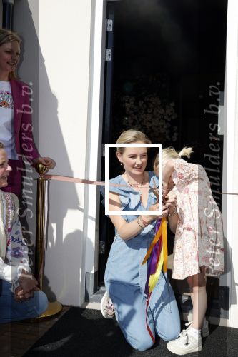 Noordwijk 17 mei 2023
Opening pension Code Rose van Martien Meiland en Erica Meiland . Ook Montana Maxime en Leroy Molkenboer zijn aanwezig Dochter Claire doet de openingshandeling.
Maxime Meiland en dochter Claire