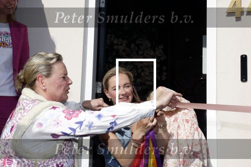 Noordwijk 17 mei 2023
Opening pension Code Rose van Martien Meiland en Erica Meiland . Ook Montana Maxime en Leroy Molkenboer zijn aanwezig Dochter Claire doet de openingshandeling.
Maxime Meiland en dochter Claire