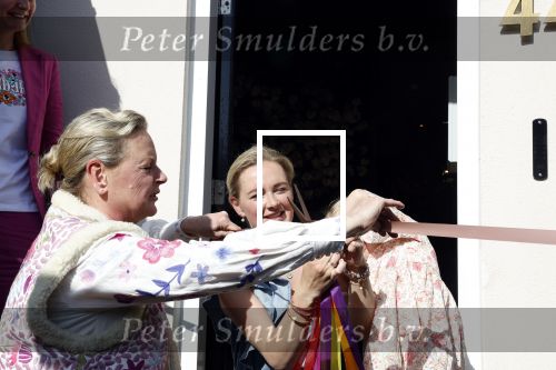 Noordwijk 17 mei 2023
Opening pension Code Rose van Martien Meiland en Erica Meiland . Ook Montana Maxime en Leroy Molkenboer zijn aanwezig Dochter Claire doet de openingshandeling.
Maxime Meiland en dochter Claire