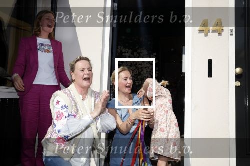 Noordwijk 17 mei 2023
Opening pension Code Rose van Martien Meiland en Erica Meiland . Ook Montana Maxime en Leroy Molkenboer zijn aanwezig Dochter Claire doet de openingshandeling.
Maxime Meiland en dochter Claire