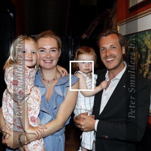 Noordwijk 17 mei 2023
Opening pension Code Rose van Martien Meiland en Erica Meiland . Ook Montana Maxime en Leroy Molkenboer zijn aanwezig Dochter Claire doet de openingshandeling.