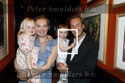 Noordwijk 17 mei 2023
Opening pension Code Rose van Martien Meiland en Erica Meiland . Ook Montana Maxime en Leroy Molkenboer zijn aanwezig Dochter Claire doet de openingshandeling.