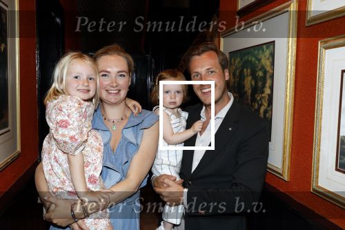 Noordwijk 17 mei 2023
Opening pension Code Rose van Martien Meiland en Erica Meiland . Ook Montana Maxime en Leroy Molkenboer zijn aanwezig Dochter Claire doet de openingshandeling.