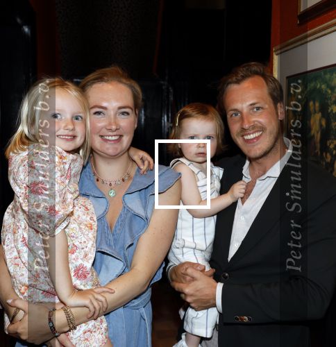 Noordwijk 17 mei 2023
Opening pension Code Rose van Martien Meiland en Erica Meiland . Ook Montana Maxime en Leroy Molkenboer zijn aanwezig Dochter Claire doet de openingshandeling.
