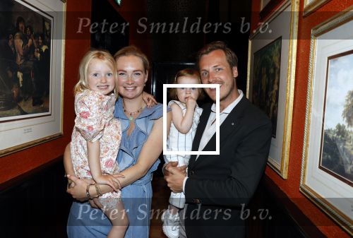 Noordwijk 17 mei 2023
Opening pension Code Rose van Martien Meiland en Erica Meiland . Ook Montana Maxime en Leroy Molkenboer zijn aanwezig Dochter Claire doet de openingshandeling.