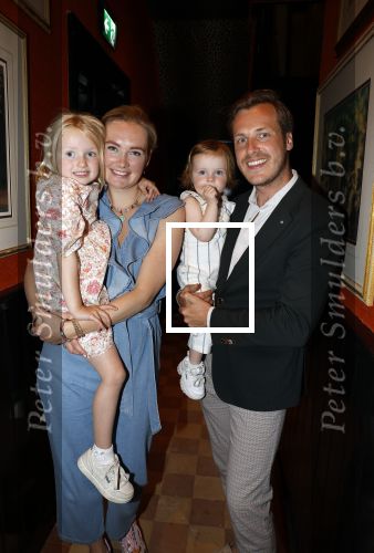 Noordwijk 17 mei 2023
Opening pension Code Rose van Martien Meiland en Erica Meiland . Ook Montana Maxime en Leroy Molkenboer zijn aanwezig Dochter Claire doet de openingshandeling.