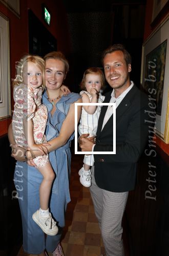 Noordwijk 17 mei 2023
Opening pension Code Rose van Martien Meiland en Erica Meiland . Ook Montana Maxime en Leroy Molkenboer zijn aanwezig Dochter Claire doet de openingshandeling.