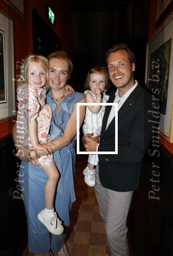 Noordwijk 17 mei 2023
Opening pension Code Rose van Martien Meiland en Erica Meiland . Ook Montana Maxime en Leroy Molkenboer zijn aanwezig Dochter Claire doet de openingshandeling.