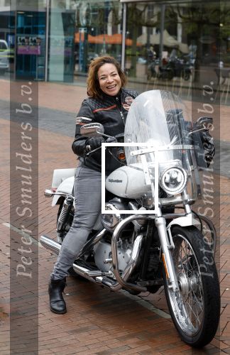 Amstelveen 30 april 2023
Nurlaila bij de musical lunch in schouwburg Amstelveen. Ze kwam mop haar Harley Davidson motor