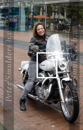 Amstelveen 30 april 2023
Nurlaila bij de musical lunch in schouwburg Amstelveen. Ze kwam mop haar Harley Davidson motor