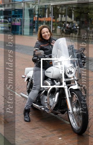 Amstelveen 30 april 2023
Nurlaila bij de musical lunch in schouwburg Amstelveen. Ze kwam mop haar Harley Davidson motor