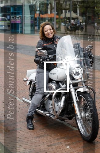Amstelveen 30 april 2023
Nurlaila bij de musical lunch in schouwburg Amstelveen. Ze kwam mop haar Harley Davidson motor